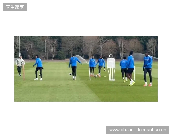 跟队：埃斯特旺参加了切尔西的公开训练，里斯、约恩森缺席